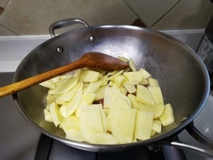 腊肉土豆片的做法