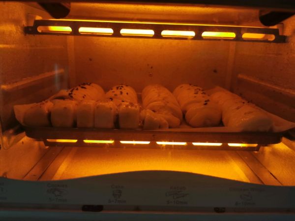 毛毛虫豆沙面包