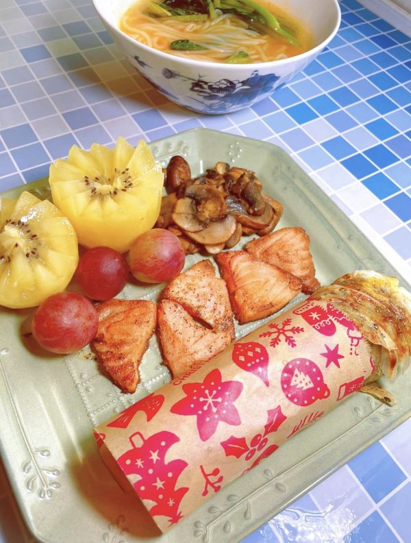 煎三文鱼配酸汤米粉