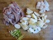 猪肉烧芋头的做法