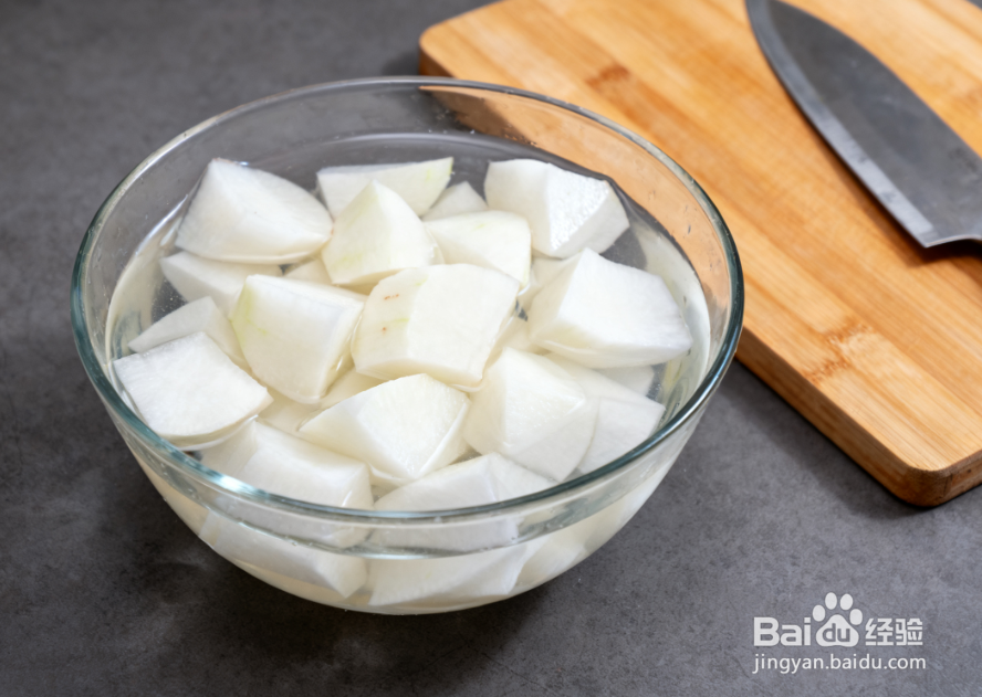 萝卜排骨汤怎么炖？汤清味鲜，萝卜清甜不辣