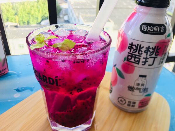 火龙果桃桃西打气泡饮