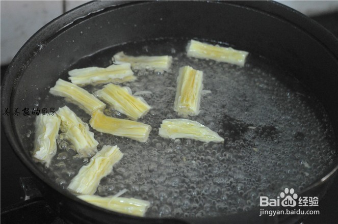 如何制作木耳烩腐竹