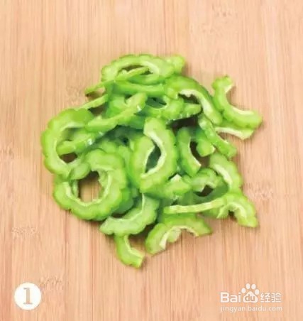 苦瓜炒蛋 一半是淡淡的苦，一半是淡淡的鲜甜