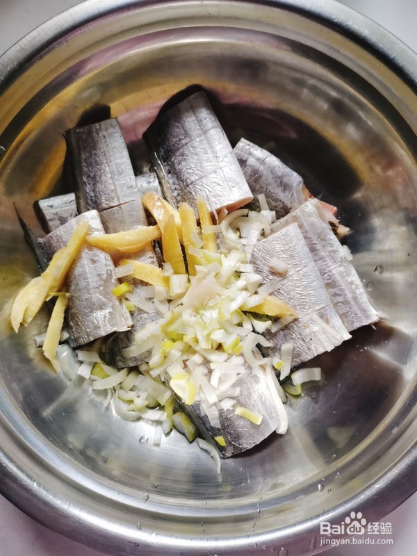 爆香的红烧带鱼