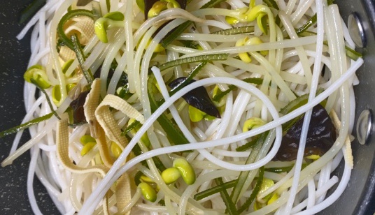 酸辣金汤滑肉米线