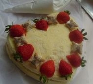 甜香扑鼻的小熊草莓蛋糕