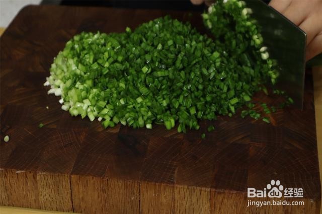 韭菜这种独特的做法，一缠一绕，外酥里软