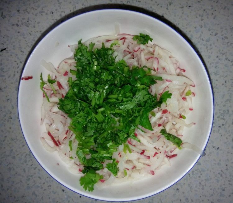 香菜凉拌红萝卜最简单的做法，快来学学吧！