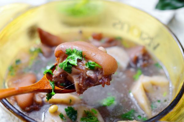 五谷猪蹄莲藕汤