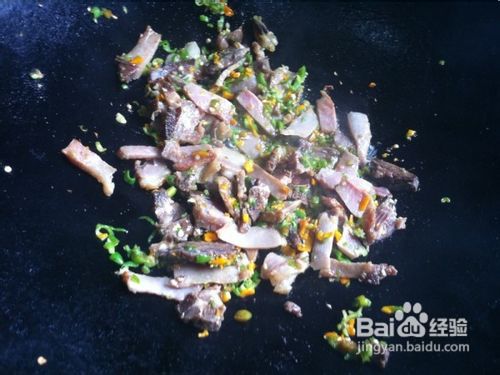 扑豆角炒腊肉的作法