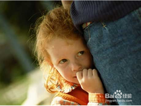 如何克服内向主动跟人沟通