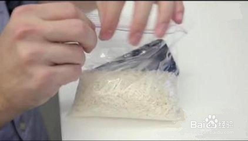 手机掉进水里或雨水淋湿进水怎么办