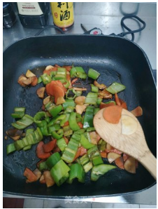 青椒胡萝卜炒杏蘑菇真好吃