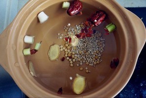 美颜排骨莲藕汤的做饭
