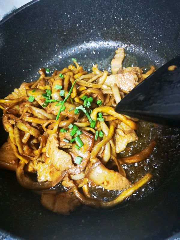 五花肉焖萝卜干