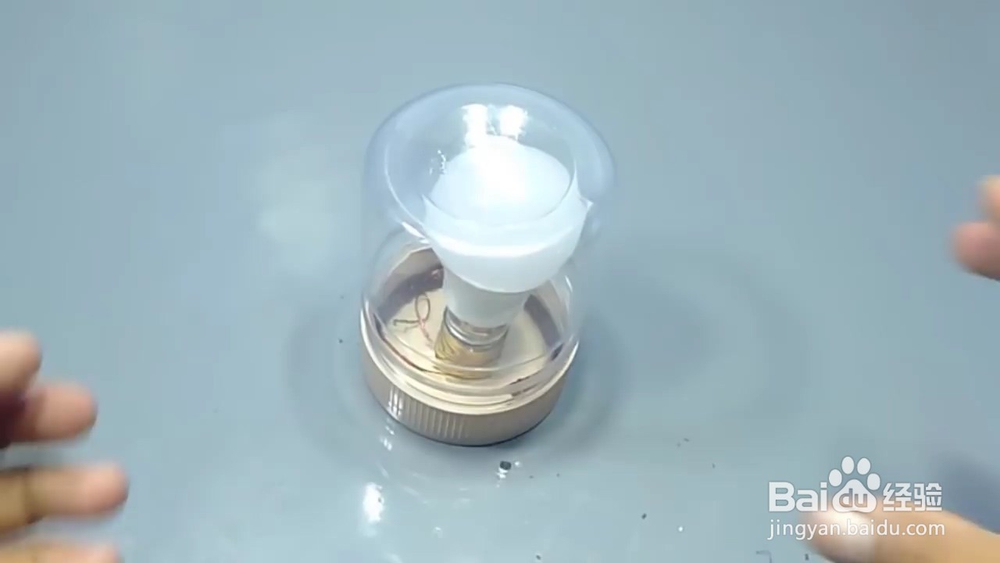 怎么让不接电源的灯泡亮起来