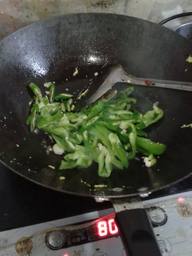 简单的青椒炒鸡蛋，我来教你怎么做！