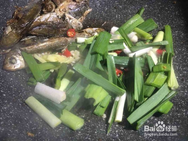 蒜叶鱼干的美味做法