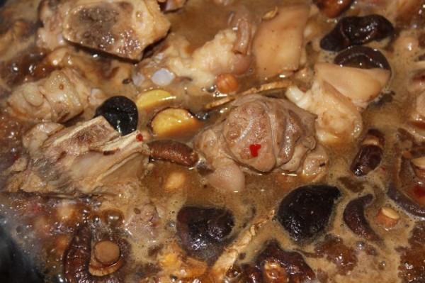 花生冬菇炆猪手