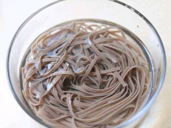 鸡胸肉拌荞麦面