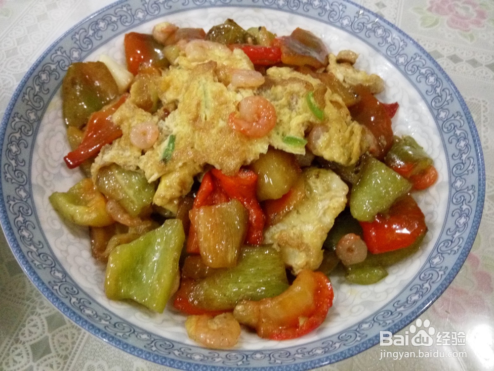手撕青椒炒虾仁鸡蛋的做法