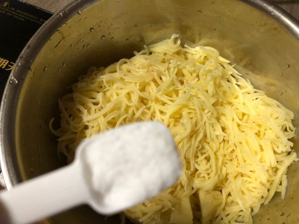 不加一滴水零厨艺土豆饼