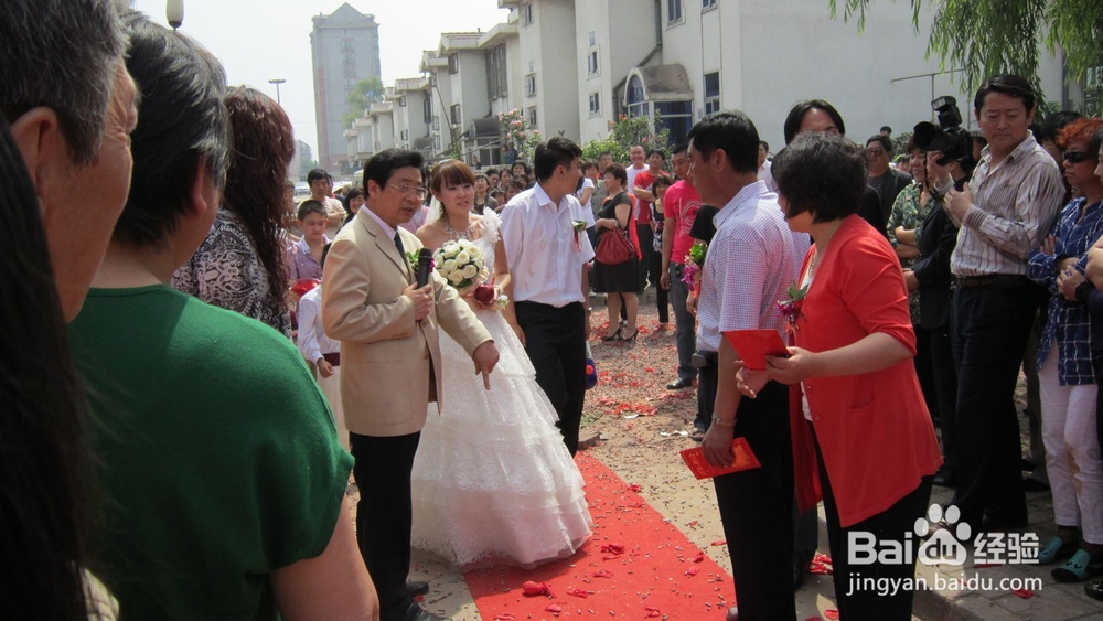 新人如何应酬婚礼场面