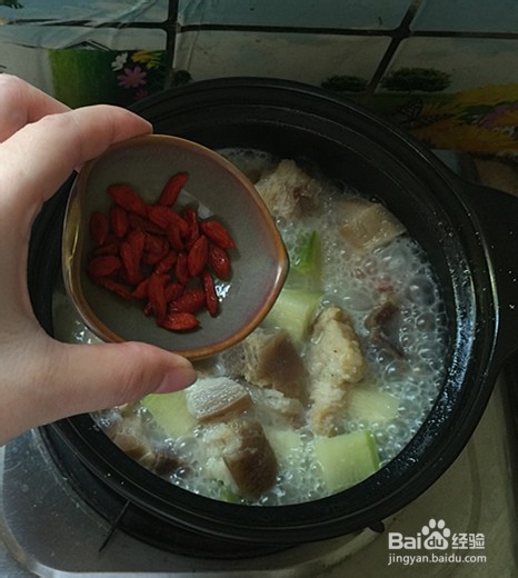 教你如何在家做萝卜炖腊猪蹄肉