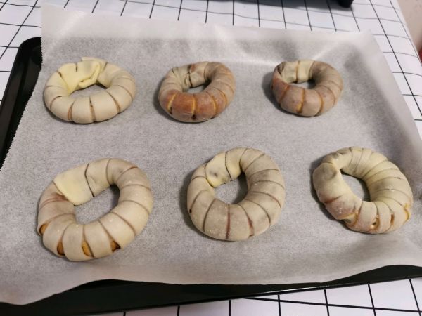 松软香甜豆沙面包圈