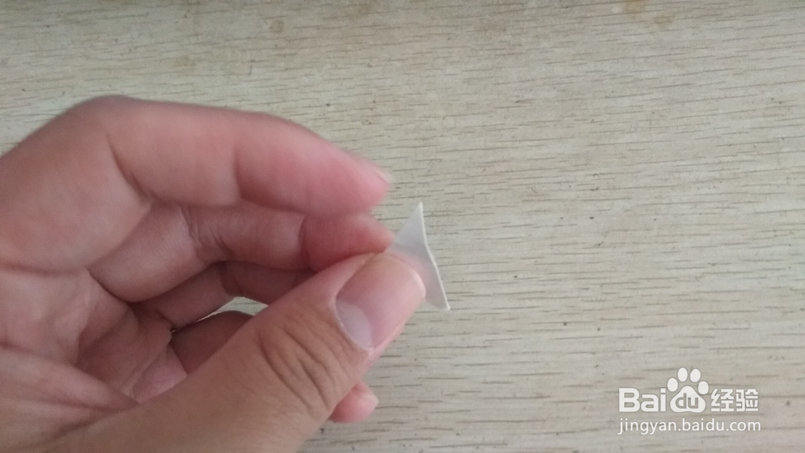 如何用两个三角形硬卡纸做简易的中性笔的支架