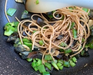 青椒皮蛋辣花生碎全麦意面的做法