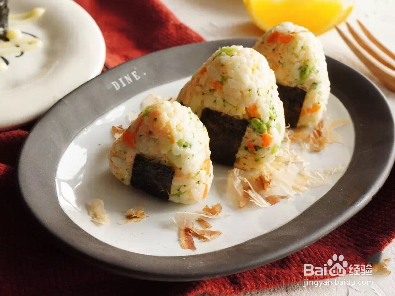 三文鱼蔬菜饭团怎么做