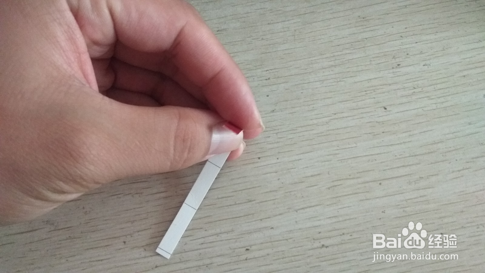 如何用一个细长的硬卡纸做三支中性笔的简易支架