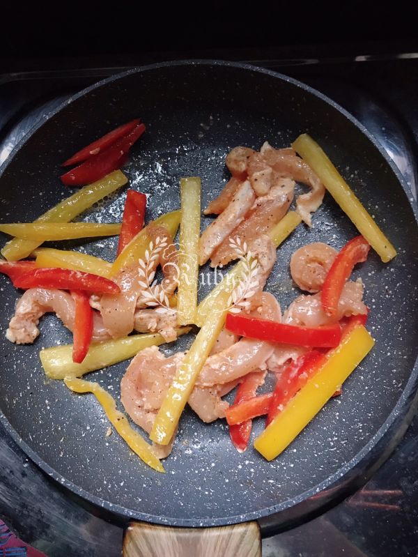 鸡肉彩椒墨鱼汁面