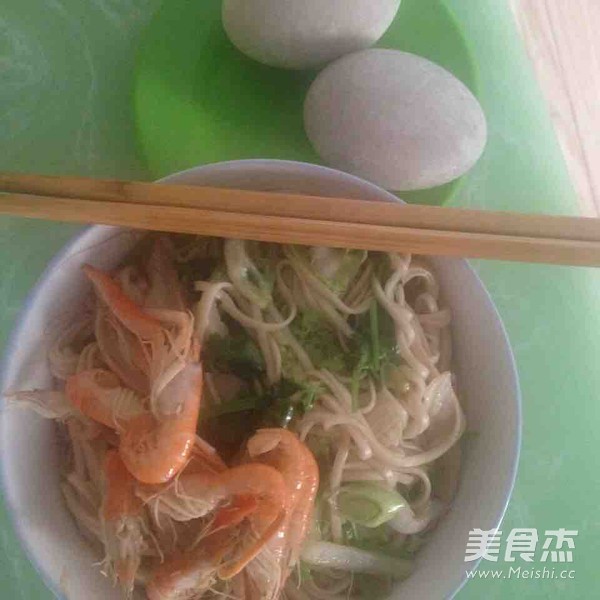 蔬菜鲜虾面的做法