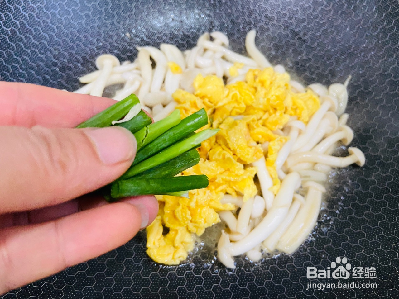 白玉菇炒鸡蛋的做法