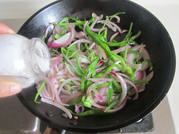 青椒洋葱炒鸡蛋