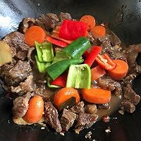 如何制作胡萝卜香炖牛腱