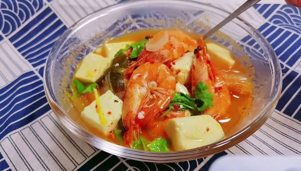 辣白菜鲜虾豆腐汤