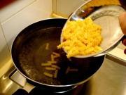 怎样自制宵夜绿酱虾球螺丝面