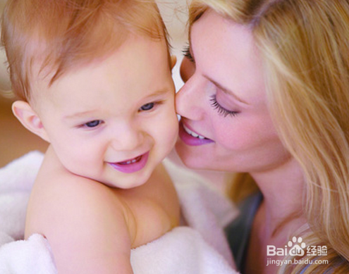 宝宝爱动手打人，家长该怎么办？