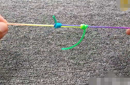 红绳项链后面的可以相互拉伸,可以调节项圈大小的结怎么编呢?如图,刚买的如来佛玉石项链的红绳就断