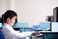 小孩子很喜欢爬沙发爬凳子怎么纠正呢