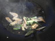 男人补肾食谱——鱿鱼炒韭菜的做法