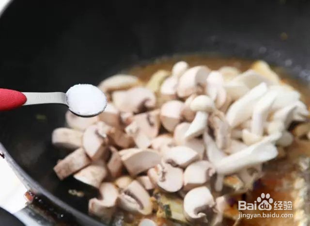 蟹小姐厨房:菌菇爆炒香辣大闸蟹