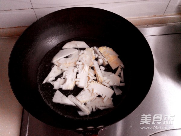 雪菜虾仁面的做法