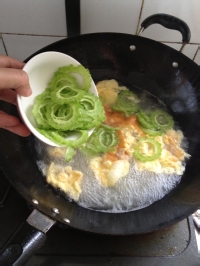 盛夏多吃些苦----苦瓜煎蛋汤