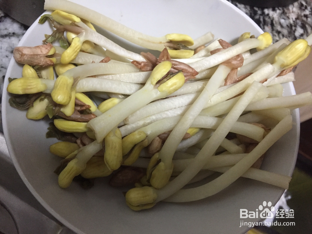 教你怎么做彩椒花生苗