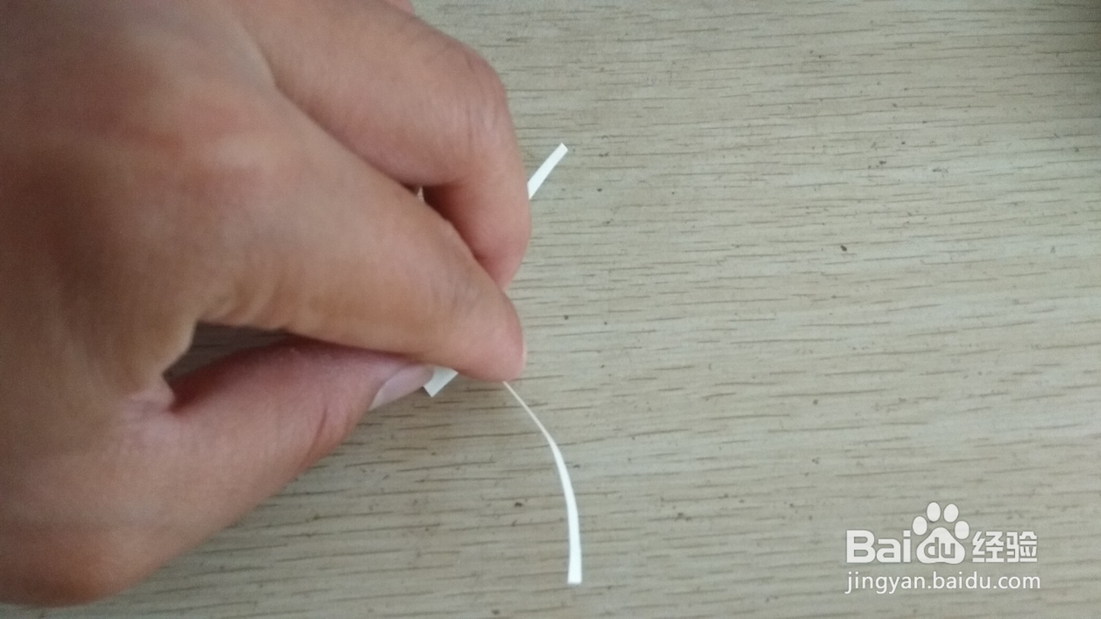 如何用一个细长的长方形硬卡纸做简易的手机支架